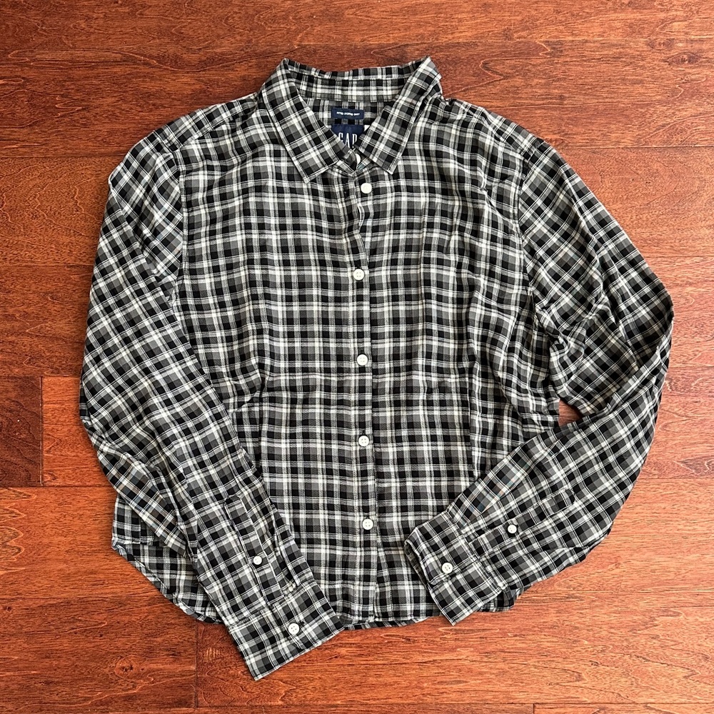 GAP NWT. Fitted cropped shirt. Black and White Plaid Casual Shirt